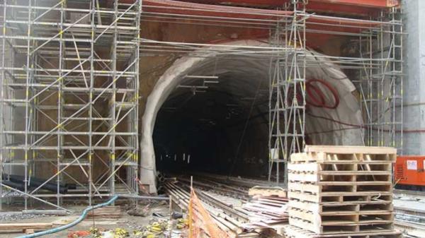 Estación de metro para L5 en Plaza d’Isop, Barcelona — 5